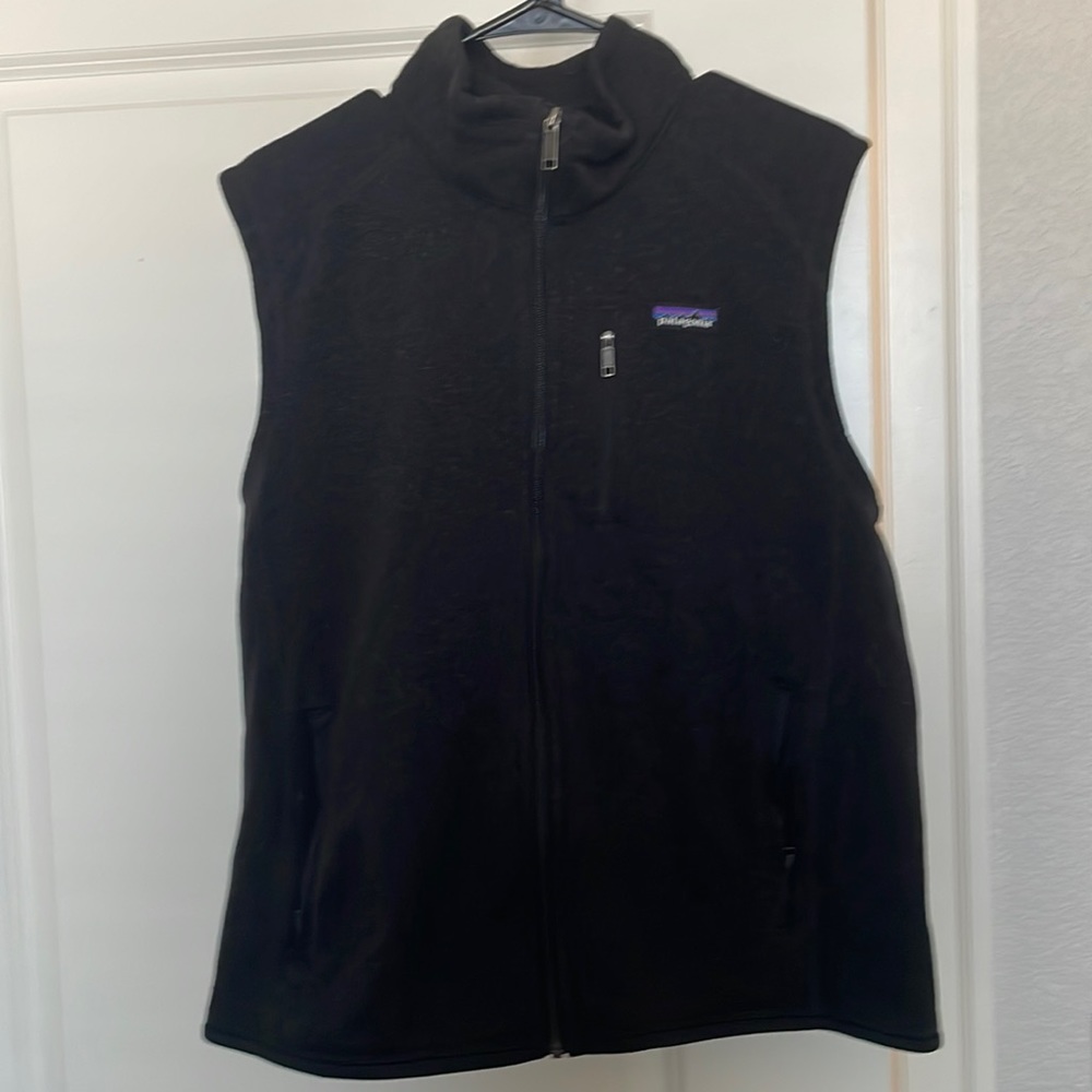 Charcoal black Patagonia men’s large vest